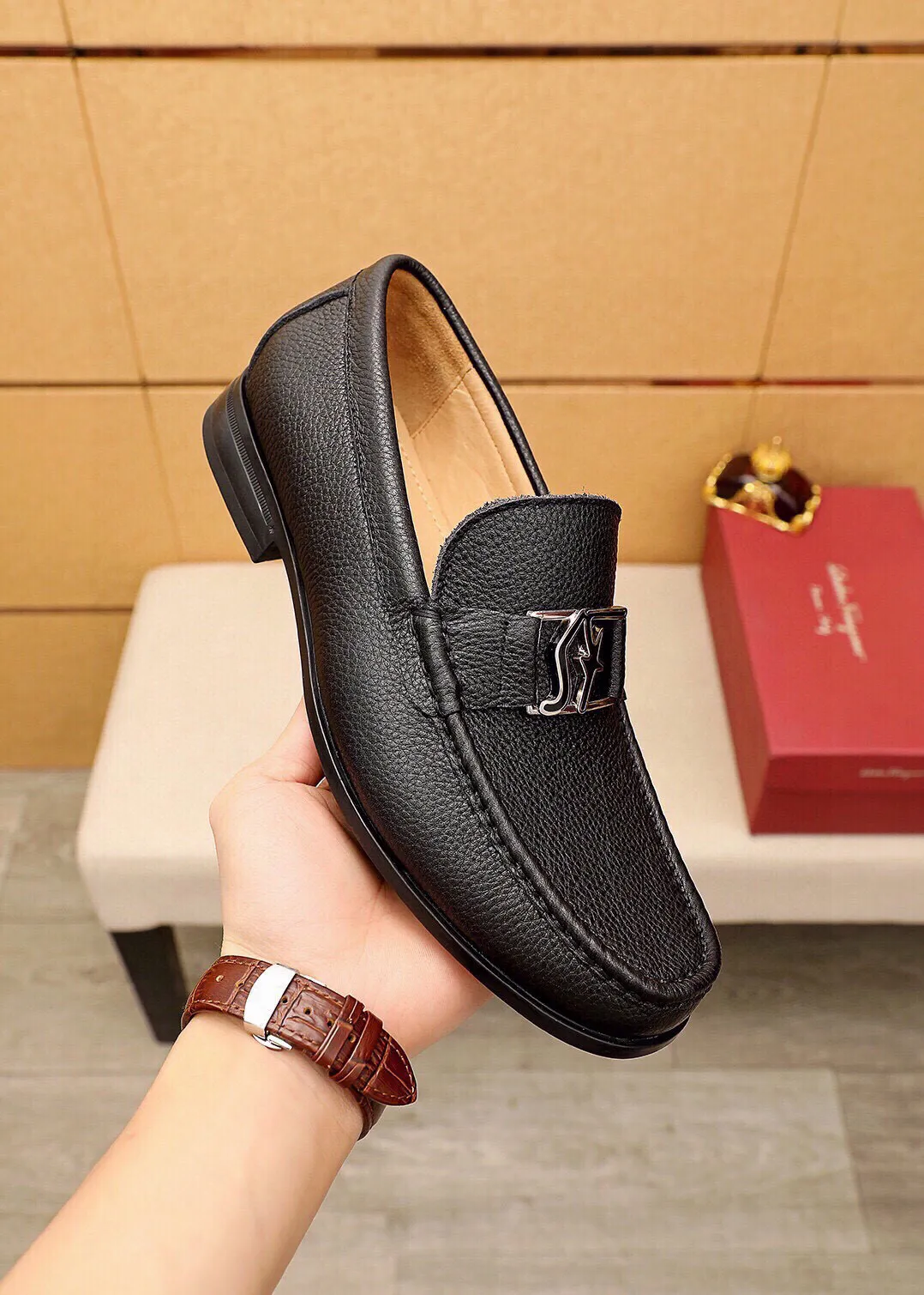 Men's shoes 💰480 💐 Product trademark: Ferragamo "Ferragamo" casual leather shoes Regular size: 38-44 (45🉑️customized) Product materials: Selected imported first-layer pebbled cowhide leather upper + luxury hardware buckle, imported water-dyed cowhide leather lining. Strong three-dimensional visual effect, original outsole color: 3⃣️seed leather materials available